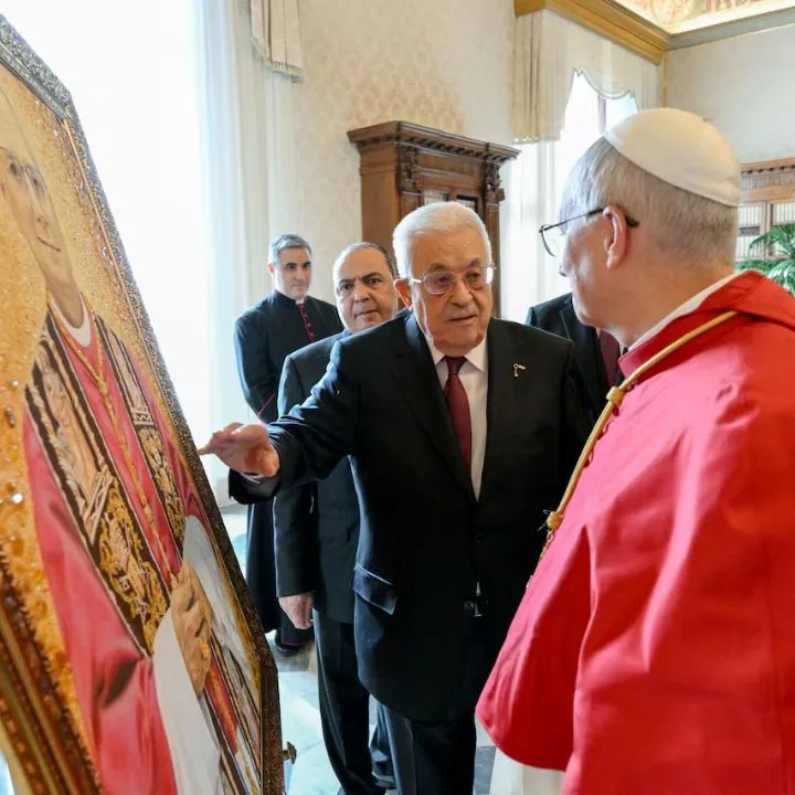 El presidente palestino conversa con el Papa durante un encuentro oficial en el Vaticano.